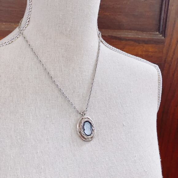 Mid Century Glass Cameo Pendant Necklace, VTG Silver Tone 70s Victorian Revival - Picture 13 of 13